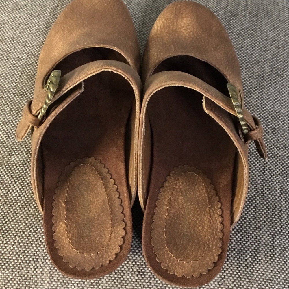 Bare traps Luna Mary Janes in a suede-like brown material, size 7 1/2M. - Picture 6 of 16